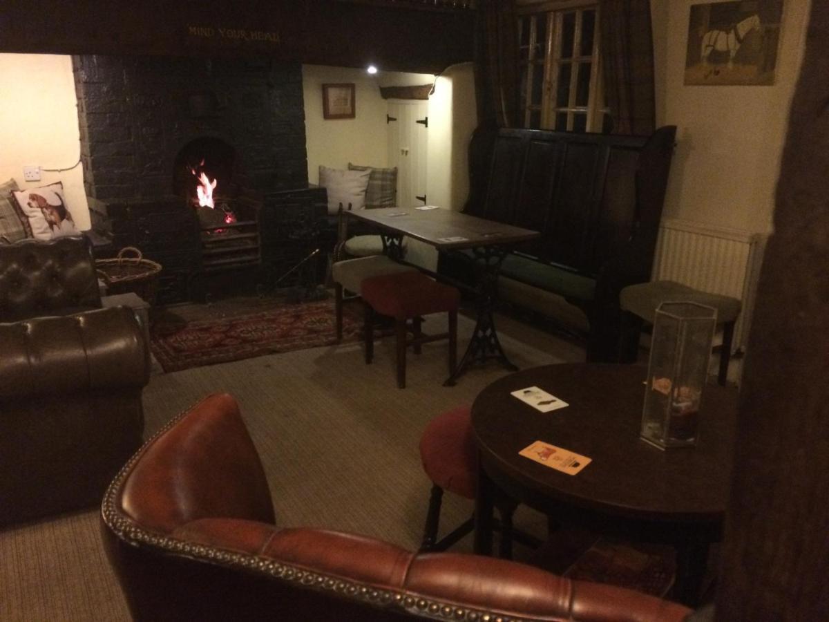 Church Pulverbatch White Horse Inn Pulverbatch מראה חיצוני תמונה